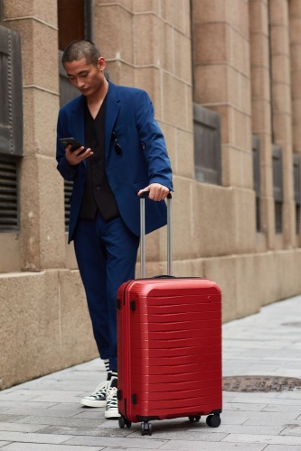 Чемодан Lightweight Luggage M, красный фото 6